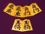 清夏作錦旗薩摩黄楊孔雀杢彫将棋駒/新品 桐平箱付(KS1257)